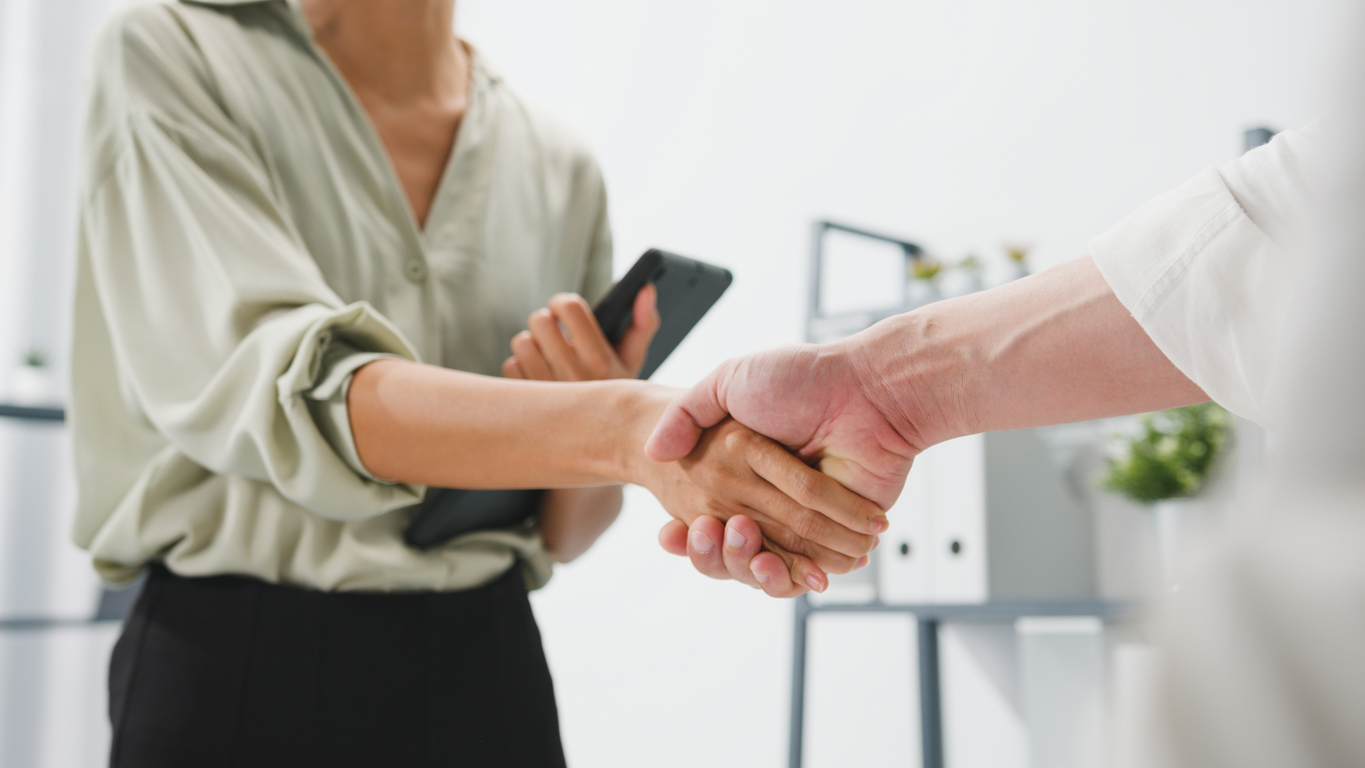 People Shaking Hands in a Deal - 5 Types of Mergers/Business Acquisitions & The Difference Between Them